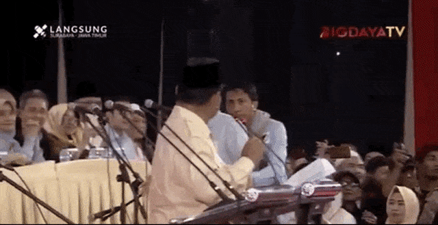 Rocky Gerung hadiri kampanye tertutup Prabowo Subianto di Surabaya. Foto: YouTube/ DigdayaTV
