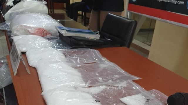 Narkotika jenis sabu yang diamankan oleh Polda Sulteng, dari tangan seorang pelaku narkoba yang dibawa oleh penumpang Pesawat Lion Air dari medan dan akan dijemput seseorang di Palu, Minggu (7/4) sekitar pukul 22.10 Wita. Foto: Dok. Humas Polda Sulteng