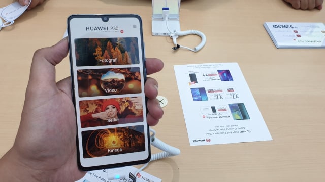 Smartphone Huawei P30. Foto: Bianda Ludwianto/kumparan