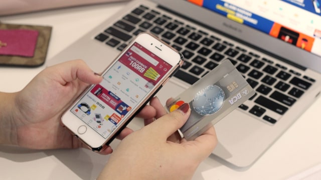 Ilustrasi e-commerce, salah satu teknologi yang memudahkan perempuan menjalani perannya. Foto: Iqbal Firdaus/kumparan