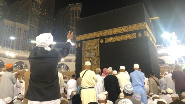 Jamaah umrah di depan Ka’bah. Foto: Arifin Asydhad/kumparan