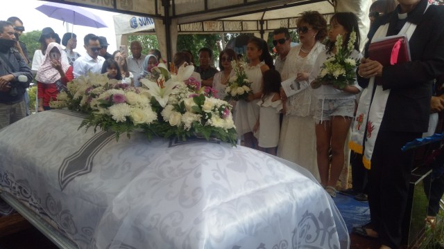 Suasana prosesi pemakaman penyanyi Mus Mulyadi. Foto: D.N Mustika Sari/kumparan