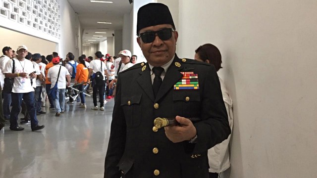 Teguh, ramaikan kampanye akbar Jokowi-Ma'ruf pakai baju mirip Soekarno. Foto: Lutfan Darmawan/kumparan