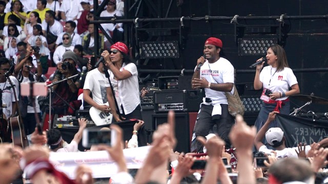 Penampilan Slank dalam Konser Putih Bersatu di Stadion Utama GBK, Jakarta, Sabtu (13/4). Foto: Nugroho Sejati/kumparan