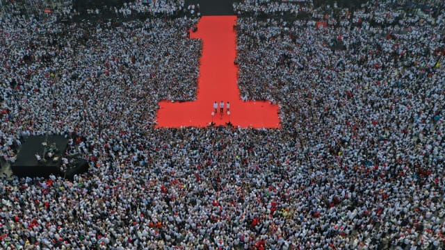 Calon Presiden nomor urut 01 Joko Widodo (tengah) didampingi Calon Wakil Presiden Ma'ruf Amin (kiri) dan Keta Dewan Pengarah TKN Jusuf Kalla (kanan) berpidato saat Konser Putih Bersatu di Stadion Utama GBK, Jakarta, Sabtu (13/4). Foto: ANTARA FOTO/Akbar Nugroho Gumay