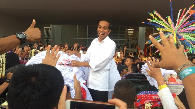 Capres no urut 01, Joko Widodo menaiki kereta kencana usai kampanye Akbar di Stadion Gelora Bung Karno, Sabtu, (13/4). Foto: Reki Febrian/kumparan