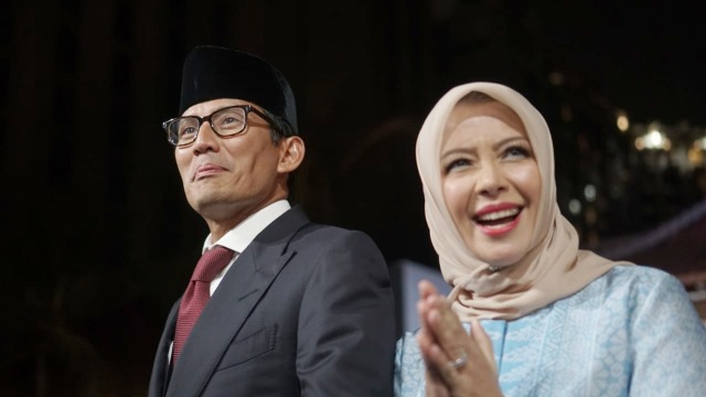 Cawapres no urut 02, Sandiaga Uno bersama istri Nur Asia tiba di lokasi Debat Final Pilpres  2019 di Hotel Sultan, Jakarta, Sabtu, (13/4). Foto: Nugroho Sejati/kumparan