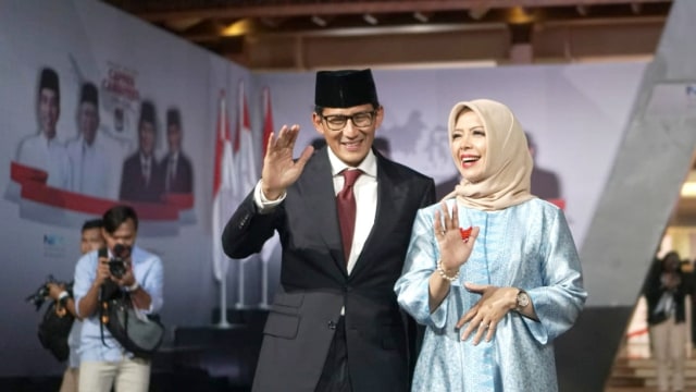 Cawapres no urut 02, Sandiaga Uno bersama istri Nur Asia tiba di lokasi Debat Final Pilpres  2019 di Hotel Sultan, Jakarta, Sabtu, (13/4). Foto: Nugroho Sejati/kumparan