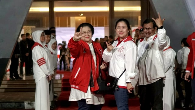 (kiri-kanan) Megawati Soekarnoputri, Puan Maharani dan Pramono Anung tiba di lokasi Debat Final Pilpres 2019 di Hotel Sultan, Jakarta, Sabtu, (13/4). Foto: Nugroho Sejati/kumparan