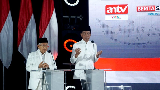 Pasangan Capres dan Cawapres no urut 01, Jokowi-Ma'ruf saat berdoa di Debat Final Pilpres 2019 di Hotel Sultan, Jakarta, Sabtu (13/4). Foto: Fanny Kusumawardhani/kumparan