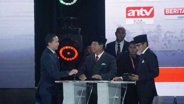 Pasangan Capres dan Cawapres no urut 02, Prabowo-Sandi saat jeda Debat Final Pilpres 2019 di Hotel Sultan, Jakarta, Sabtu (13/4). Foto: Fanny Kusumawardhani/kumparan