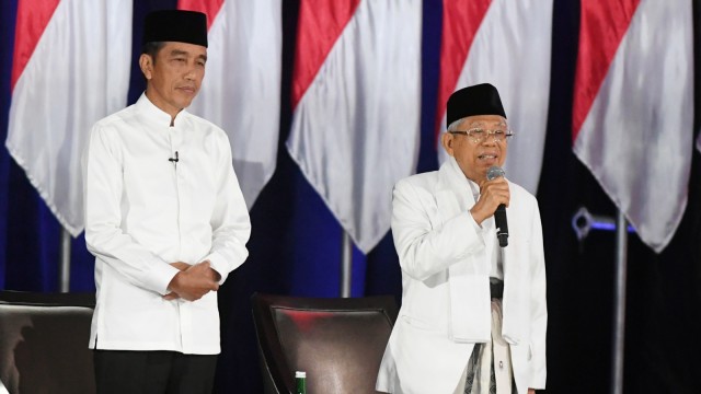 Pasangan Capres dan Cawapres no urut 01, Jokowi-Ma'ruf Amin menyampaikan pendapatnya dalam Debat Final Pilpres 2019 di Hotel Sultan, Jakarta, Sabtu (13/4). Foto: ANTARA FOTO/Wahyu Putro A