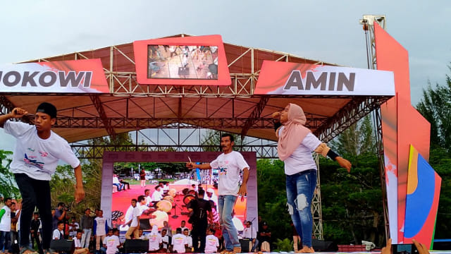 Pemain debus memainkan atraksinya sambil diiringi bunyi rapai di atas panggung kampanye paslon nomor urut 1 di lapangan pelataran Stadion Harapan Bangsa, Banda Aceh, Sabtu (13/4). Foto: Husaini/acehkini