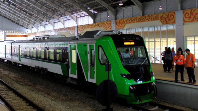 KA Minangkabau Ekspres saat berada di Stasiun BIM yang belum lama ini beroperasi. (Foto: M Hendra/Langkan.id) 