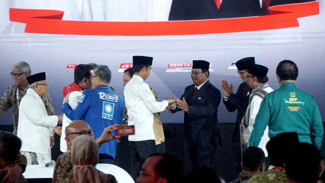 Kedua pasangan capres dan cawapres bersalaman usai Debat Final Pilpres 2019 di Hotel Sultan, Jakarta, Sabtu (13/4). Foto: Fanny Kusumawardhani/kumparan