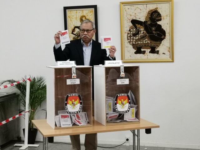 Duta Besar RI untuk Denmark merangkap Lituania, M. Ibnu Said, menggunakan hak suaranya.