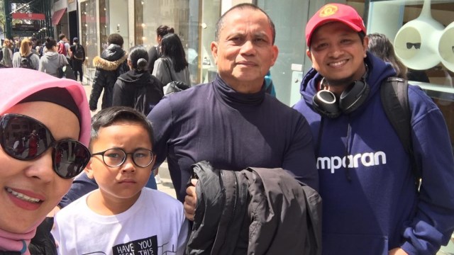 Antusiasme Warga Negara Indonesia mengikuti pemungutan suara Pemilu 2019 di KJRI New York, Amerika Serikat, Meirizhan paling kanan. Foto: Dok. Meirizhan