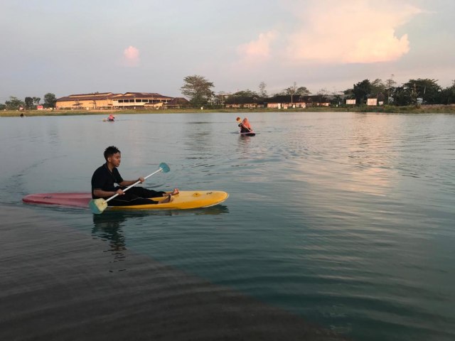 Pengunjung bermain kano di Danau Hoce, Kubu Raya, Kalimantan Barat. Foto: Teri Bulat