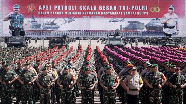 Sejumlah anggota TNI dan Polri menghadiri apel gabungan persiapan Pemilu Serentak 2019 di Ji-Expo Kemayoran, Minggu, (14/4). Foto: Iqbal Firdaus/kumparan