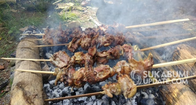 Proses pembakaran daging Entok | Sumber Foto: Ragil Gilang.
