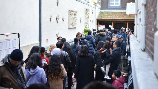 Antusiasme Warga Negara Indonesia (WNI) saat mengikuti pemungutan surat suara Pemilu 2019 di Paris, Perancis. Foto: Dok. KBRI Paris