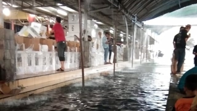 Tinggi air yang menggenangi area Gudang Logistik Pemilu 2019 Kota Medan. Foto: Dok. Istimewa