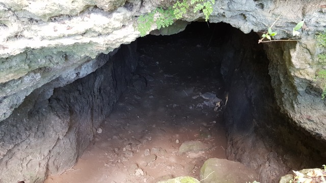Salah satu Gua persembunyian di zaman perang yang berada di pegunungan dusun Botuhuwayo, Desa Barakati, Kecamatan Batudaa, Kabupaten Gorontalo. (Minggu, 14/4/. Foto : Burdu/banthayoid)