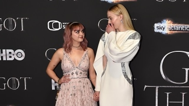 Maisie Williams dan Sophie Turner di red carpet GoT. Foto: Getty Imagaes/Charles McQuillan