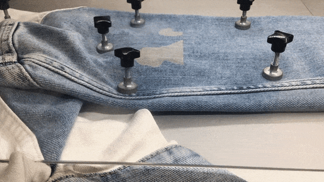 Pembuatan laser tatoo jeans di Pepe Jeans London, Grand Indonesia Foto: Irish Tamzil