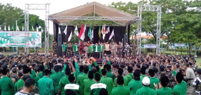 Ratusan kader GP Ansor Se-Pasuruan Raya berkumpul di alun-alun Bangil, Kabupaten Pasuruan tolak golput pada Pemilu 2019. Minggu (7/4/2019)