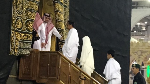 Presiden Jokowi masuk ke dalam Kakbah. Foto: twitter/ @pramonoanung