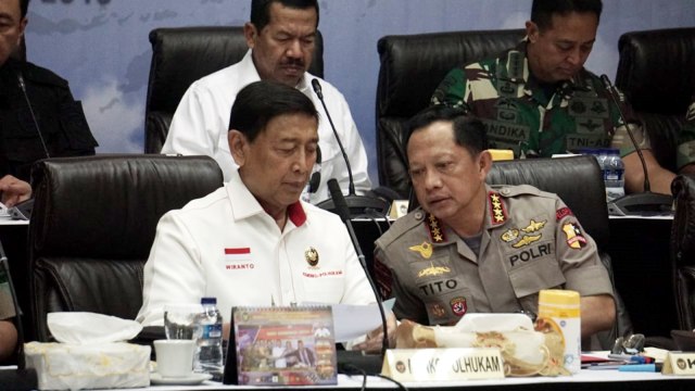 Menko Polhukam Wiranto (kiri) dan Kapolri Tito Karnavian saat melaksanakan Video Conference terkait koordinasi kesiapan akhir dalam rangka pengamanan tahapan pemungutan dan perhitungan suara Pemilu 2019. Foto: Helmi Afandi/kumparan