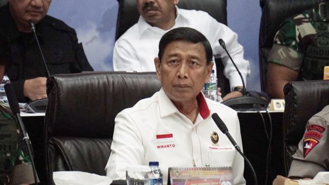 Menko Polhukam Wiranto (kiri) saat melaksanakan Video Conference terkait koordinasi kesiapan akhir dalam rangka pengamanan tahapan pemungutan dan perhitungan suara Pemilu 2019. Foto: Helmi Afandi/kumparan