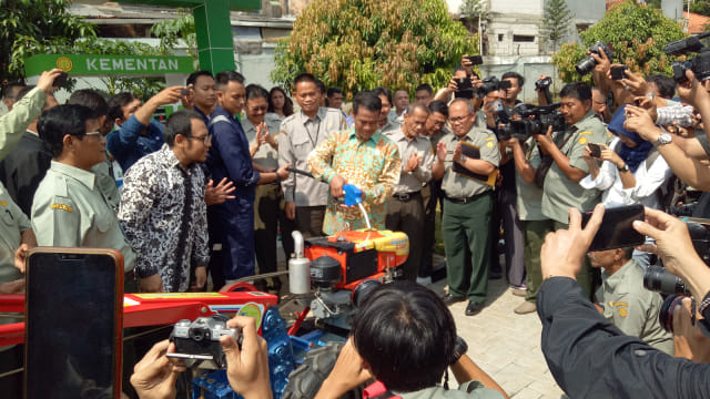 Menteri Pertanian, Amran Sulaiman, Uji coba Biodiesel 100 (B100) di kendaraan pertanian. Foto: Resya Firmansyah/kumparan