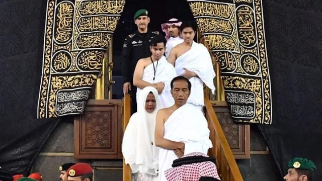 Presiden Jokowi menuruni anak tangga usai masuk ke dalam Kakbah. Foto: instagram @ jokowi