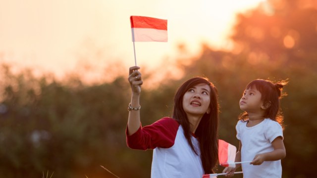 Anak memerhatikan bagaimana sikap orang tua menyambut pemilu Foto: Shutterstock