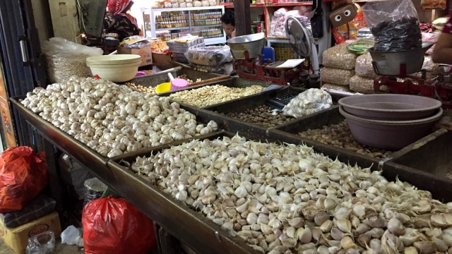 Stok Bawang Putih di Pasar Induk Kramat Jati, Jakarta Timur, Senin (15/4). Foto: Abdul Latif/kumparan