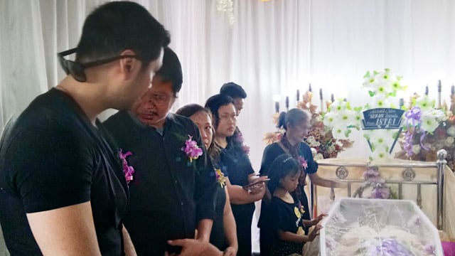 Evan Sanders berada di depan jenazah ayah kandungnya yang disemayamkan di Kota Manado, Sulawesi Utara (foto: ronal g)