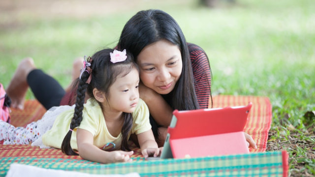 Penggunaan gadget pada anak. Foto: Shutterstock