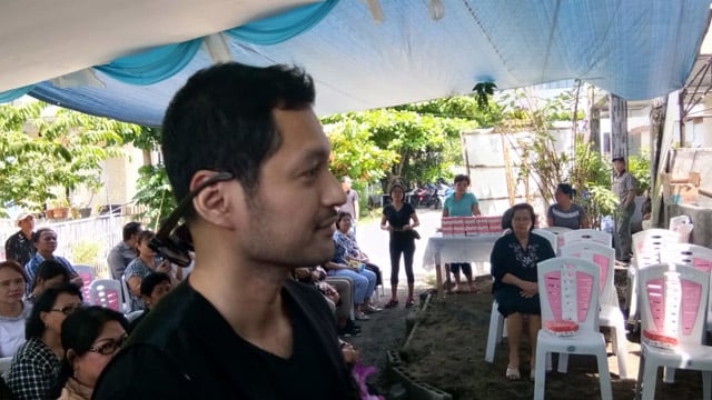 Evan Sanders tiba di rumah duka tempat ayah kandungnya disemayamkan (foto: ronal g)