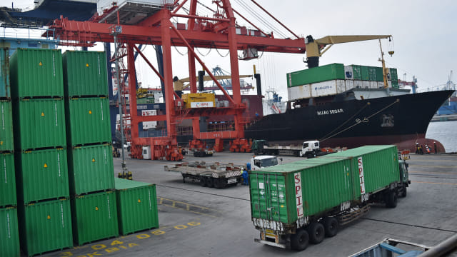 Aktivitas bongkar muat peti kemas di Pelabuhan Tanjung Priok. Foto: ANTARA FOTO/Aditya Pradana Putra