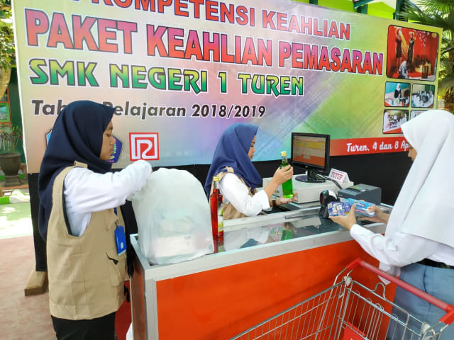 Suasana Uji Kompetensi Keahlian (UKK) oleh siswa kelas XII PM di SMKN 1 Turen, Kabupaten Malang.(foto dokumen).