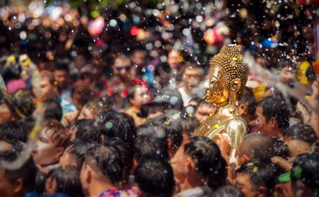 Patung Buddha di tengah perayaan Festival Songkran Foto: Shutter Stock