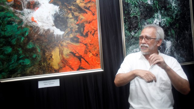 Penyanyi dan pencipta lagu Iwan Fals menjelaskan sejumlah lukisan hasil karyanya saat pembukaan pameran di Galeri Suara Hati, Depok, Jawa Barat, Senin (15/4). Foto: ANTARA FOTO/Yulius Satria Wijaya