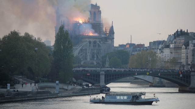 Suasana katedral Notre Dame yang terjadi kebakaran, Paris, Prancis. Foto: Reuters