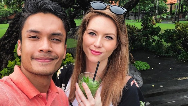 Randy Pangalila dan Istrinya, Chelsey Frank. Foto: Instagram @randpunk.