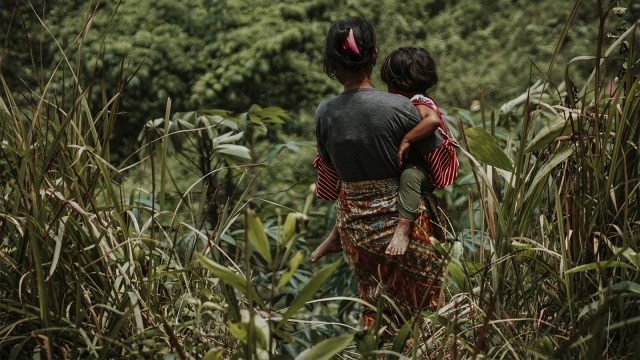 Orang Rimba sedang menggendong anaknya. Foto: Jamal Ramadhan/kumparan