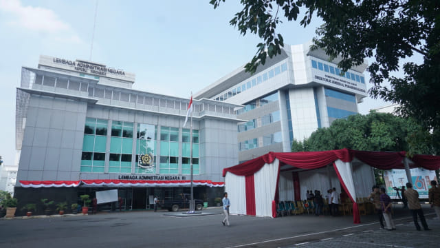 Petugas mempersiapkan TPS 008 di Kecamatan Gambir, Kelurahan Gambir, Jakarta Pusat, Selasa (16/4/2019). Foto: Irfan Adi Saputra/kumparan