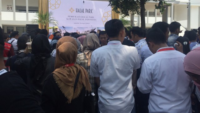 Presiden Jokowi dan Menteri BUMN Rini Soemarno dalam pembukaan Halal Park kawasan Halal Indonesia, di GBK, Jakarta, Selasa (16/4). Foto: Nurul Nur Azizah/kumparan