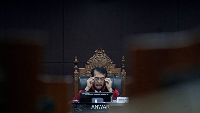 Hakim Anwar Usman dalam sidang putusan MK Quick Count. Foto: Fanny Kusumawardhani/kumparan